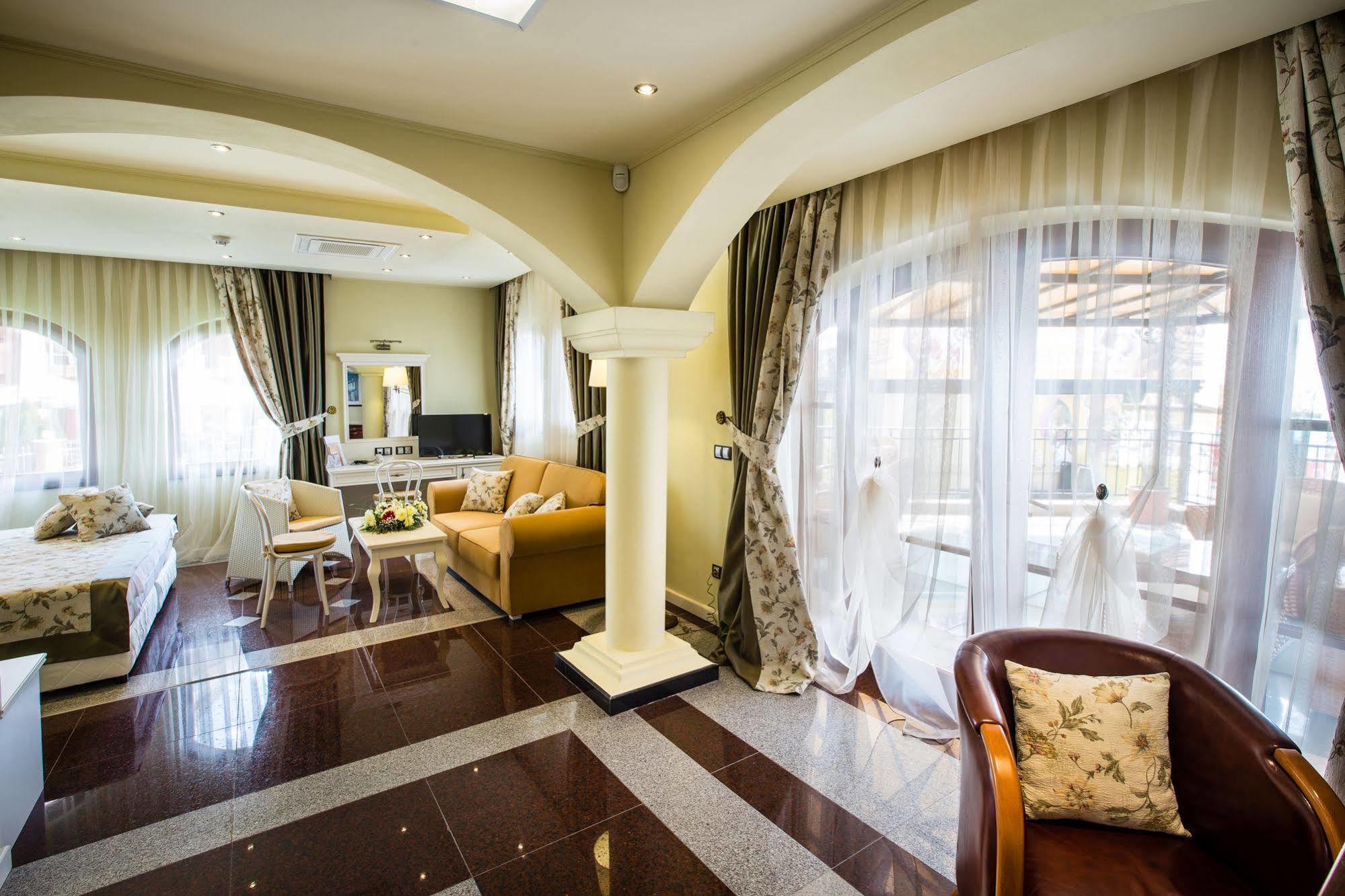 Helena Vip Villas And Suites ซันนีบีช ภายนอก รูปภาพ